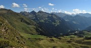 28 Vista dal Pizzo Rotondo sulla conca di San Simone